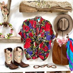 Perfectly vibrant Silk vintage floral gardenia vibe blouse w timeless feel